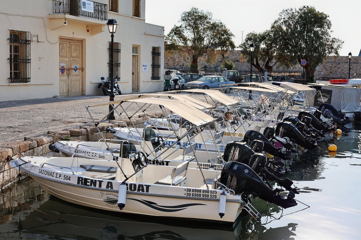 Boats ready for booking along a sunny Aruba harbor
