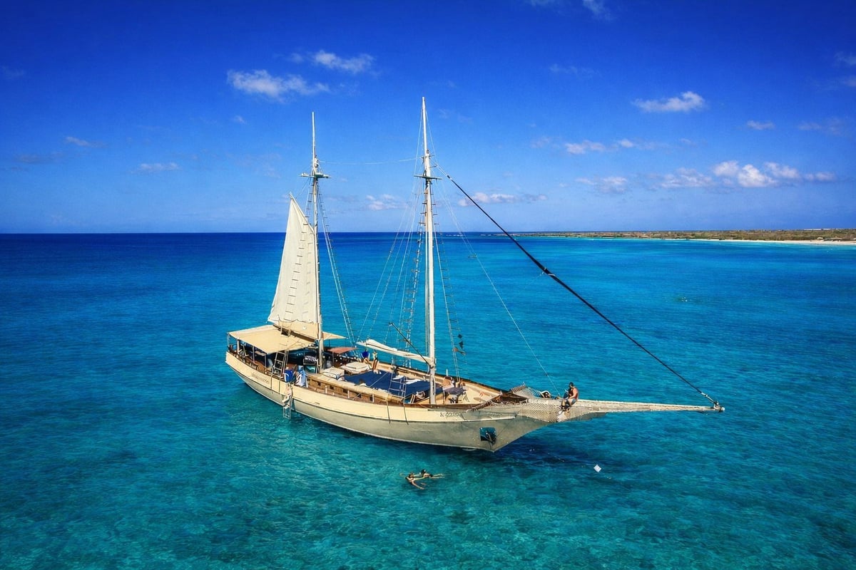 Catamarán disponible para alquiler con Aruba Adventure